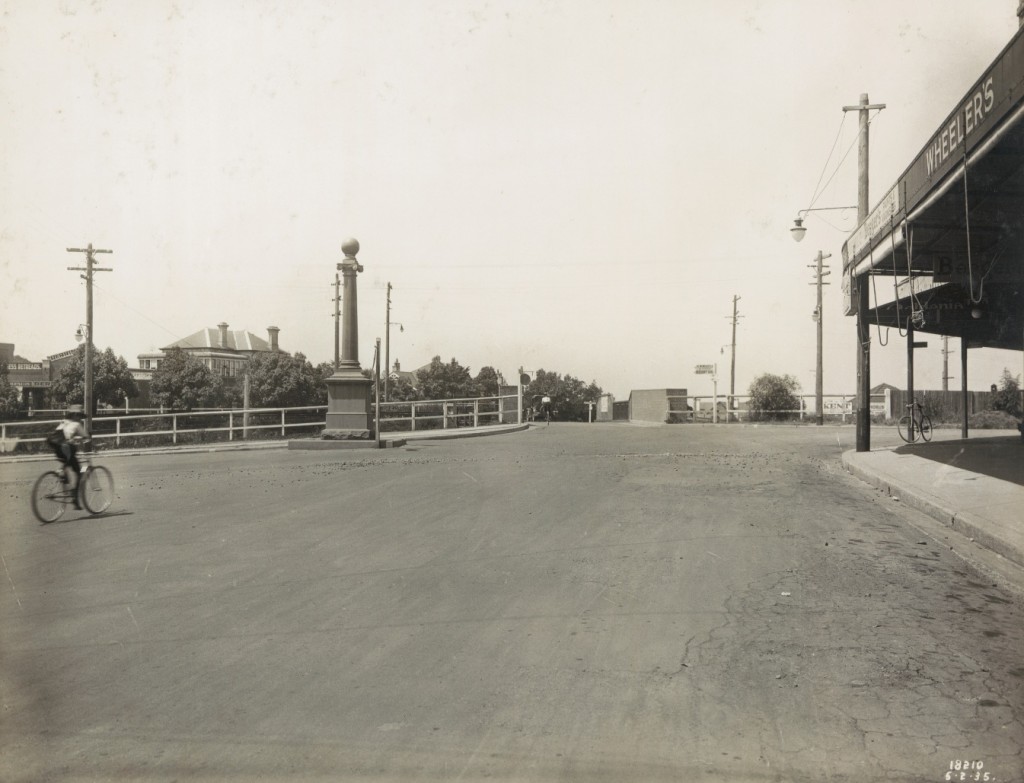 Caption: Beecroft Road. M.R. 139 [Main Road] near Epping overbridge. Prior to reconstruction.  Digital ID: 20224_a038_000753.jpg  Date: 05/02/1935  