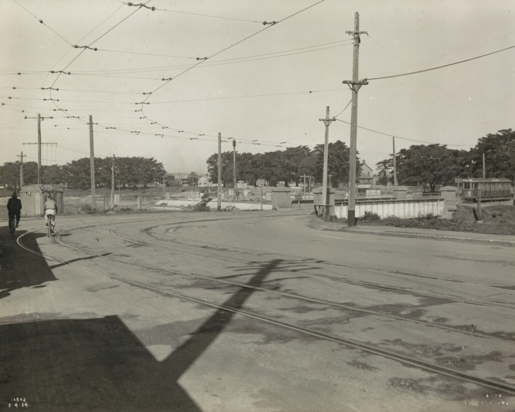 Caption: Pacific Highway. S.H. 10 [State Highway]. Bridge at Tighes Hill showing existing conditions.  Digital ID: 20224_a038_000832.jpg  Date: 05/09/1934 