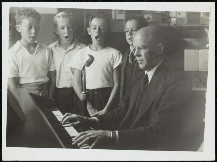 Caption: Coogee Public School - Singing Group  Digital ID: 15051_a047_003191.jpg  Date: 1947